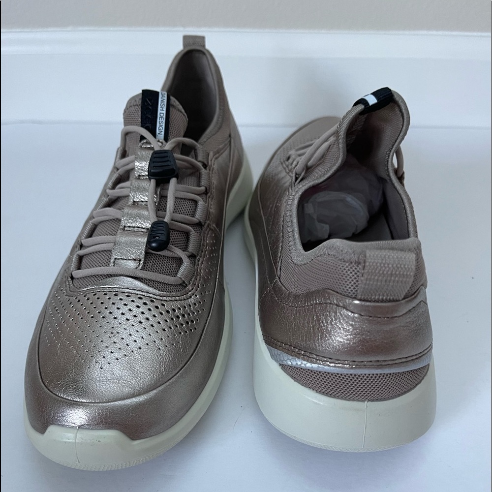 Ecco Silver Leather Sneakers Sz Euro 41